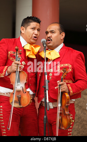 Mexican Mariachi Cocula chanteurs et musiciens d'effectuer en Afrique de l'Fest-Victoria au Centennial Square, British Columbia, Canada. Banque D'Images