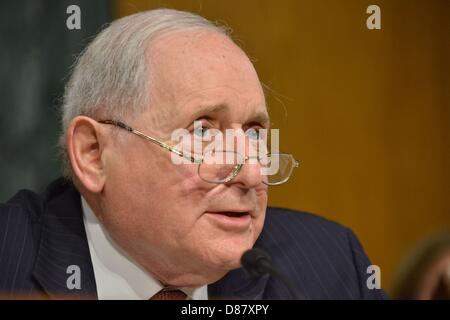 Washington, DC, États-Unis, le 21 mai 2013. Le sénateur Carl Levin, D-MI, préside une audience d'un sous-comité du sénat américain de la sécurité intérieure et les affaires gouvernementales Commission d'enquête sur les entreprises qui auraient changé de profits à l'étranger pour éviter les impôts américains. Les enquêteurs ont trouvé Comité Apple avait mis de côté des milliards de dollars en impôt sur le revenu en se déplaçant à des filiales dans des pays comme l'Irlande. (Crédit Image : Crédit : Jay Egelsbach/ZUMAPRESS.com/Alamy Live News) Banque D'Images