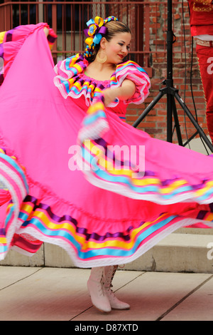 Mariachi mexicaine chanteurs et danseurs d'effectuer en Afrique de l'Fest-Victoria au Centennial Square, British Columbia, Canada. Banque D'Images