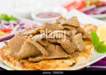 Donner de la viande le Naan - Tranches de viande en plus de donner un pain plat servi avec une salade, du piment et du yogourt. Banque D'Images