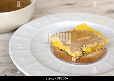 Apetizer traditionnelle française toasts avec une tranche de foie gras Banque D'Images