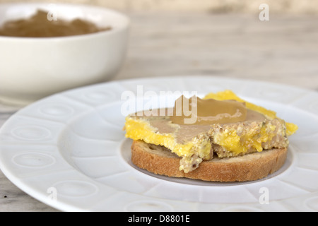 Apetizer traditionnelle française toasts avec une tranche de foie gras Banque D'Images