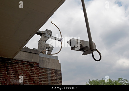 L'Archer statue à la station de métro East Finchley Banque D'Images