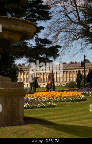 Royal Victoria Park jardins avec Royal Crescent au loin à Bath, Somerset Royaume-Uni en avril Banque D'Images
