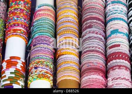 Stand avec divers bracelets colorés Banque D'Images