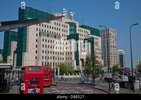 Vue de l'immeuble du MI6 à Vauxhall bus montrant la station de bus, Vauxhall, Londres, Angleterre, RU Banque D'Images