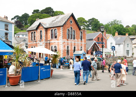 Les touristes autour du port de Fowey à Cornwall, UK Banque D'Images