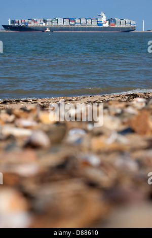 Un navire entre dans le port de Felixstowe, vue de Harwich Banque D'Images