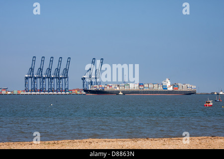 Un navire entre dans le port de Felixstowe, vue de Harwich Banque D'Images