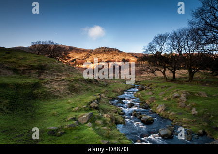 Un ruisseau descendant de la Bellevue Maures et une vue sur les nuages blancs au-dessus de la colline Banque D'Images