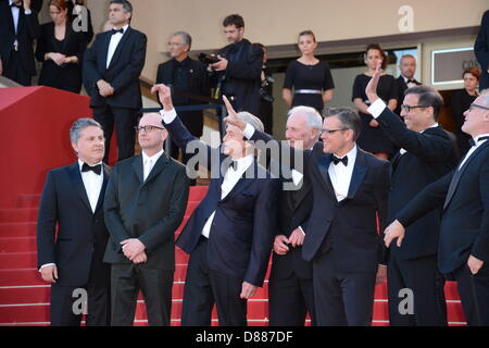 Cannes, France. 21 mai 2013. (L-R) Directeur Steven Soderbergh, écrivain Scott Thorson, l'acteur Michael Douglas, producteur Jerry Weintraub, l'acteur Matt Damon et scénariste Richard LaGravenese assister à la première de "derrière les candélabres' lors de la 66e Assemblée annuelle du Festival du Film de Cannes au Palais des Festivals le 21 mai 2013 à Cannes, France (Crédit : Crédit : Image/ZUMAPRESS.com/Alamy Injimbert Frederick Live News) Banque D'Images