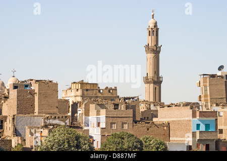 Minaret de la mosquée à Esna, Haute Egypte avec délabrées et maisons de village non fini Banque D'Images