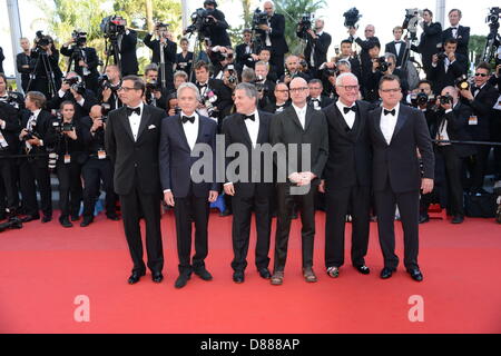 Cannes, France. 21 mai 2013. (L-R) Directeur Steven Soderbergh, écrivain Scott Thorson, l'acteur Michael Douglas, producteur Jerry Weintraub, l'acteur Matt Damon et scénariste Richard LaGravenese assister à la première de "derrière les candélabres' lors de la 66e Assemblée annuelle du Festival du Film de Cannes au Palais des Festivals le 21 mai 2013 à Cannes, France (Crédit : Crédit : Image/ZUMAPRESS.com/Alamy Injimbert Frederick Live News) Banque D'Images