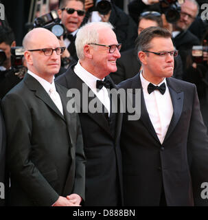 Cannes, France. 21 mai 2013. Steven Soderbergh, Jerry Weintraub et Matt Damon au 'derrière la projection de gala des candélabres au Festival de Cannes le mardi 21 mai 2013. Credit : Doreen Kennedy / Alamy Live News Banque D'Images