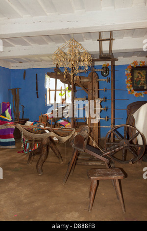 Les dispositifs de tissage en chalet de Rempin dans Musée de la campagne de Mazovie à Sierpc, Pologne Banque D'Images