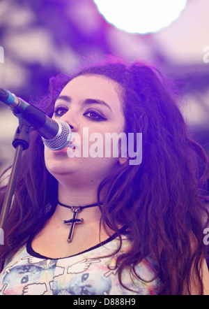 Charlotte Aitchison mieux connu sous le nom de Charli XCX en direct sur scène au festival estival l'île de wight septembre 2012 Banque D'Images