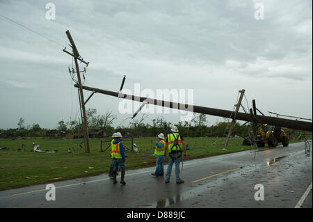 New York, USA. Le 21 mai 2013. travail de technicien électrique pour supprimer des colonnes d'alimentation endommagés le long de Penn Avenue. James Pratt / Alamy Live News Banque D'Images