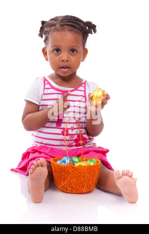 African Asian girl holding chocolate egg ester, isolé sur fond blanc Banque D'Images