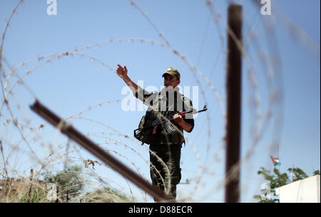 21 mai 2013 - Rafah, bande de Gaza, territoire palestinien - un membre de la sécurité palestinienne monte la garde à la frontière entre l'Egypte et la bande de Gaza. Plus de 2 000 Palestiniens ont été bloqués du côté égyptien de la frontière avec la bande de Gaza, après que des policiers égyptiens conservés il fermé pour une troisième journée consécutive. (Crédit Image : © Ali Jadallahi ZUMAPRESS.com)/Images/APA Banque D'Images