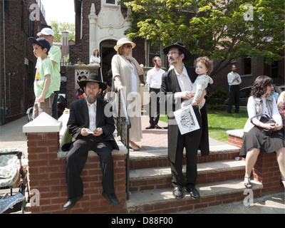 Les juifs religieux à la "grande parade" pour la fête juive de Lag Baomer dans la section de Crown Heights de Brooklyn, en 2010. Banque D'Images