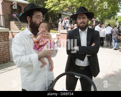 Les juifs religieux à la "grande parade" pour la fête juive de Lag Baomer dans la section de Crown Heights de Brooklyn, en 2010. Banque D'Images