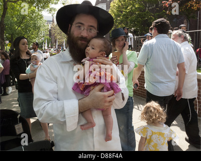 Les juifs religieux à la "grande parade" pour la fête juive de Lag Baomer dans la section de Crown Heights de Brooklyn, en 2010. Banque D'Images