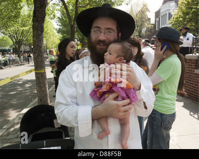 Les juifs religieux à la "grande parade" pour la fête juive de Lag Baomer dans la section de Crown Heights de Brooklyn, en 2010. Banque D'Images