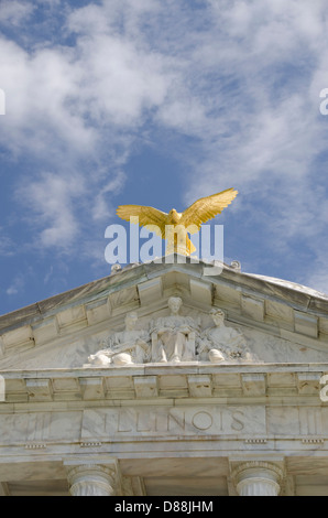 Vicksburg, Mississippi. Vicksburg National Military Park, Illinois Memorial. Détail de toit avec Gold Eagle. Banque D'Images