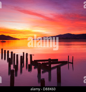 Magnifique coucher de soleil avec des couleurs rouge, jaune et orange, sur la baie de gouverneurs, de Canterbury en Nouvelle-Zélande, à l'égard Lyttelton Banque D'Images