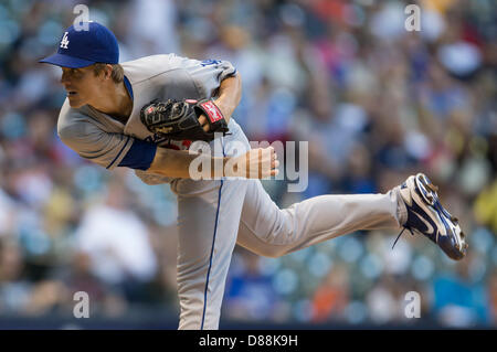 Milwaukee, Wisconsin, États-Unis. 21 mai 2013. Los Angeles Zack Greinke lanceur partant # 21offre un terrain. Défait les Dodgers 5-2 brasseurs au Miller Park de Milwaukee, WI. John Fisher/CSM/Alamy Live News Banque D'Images