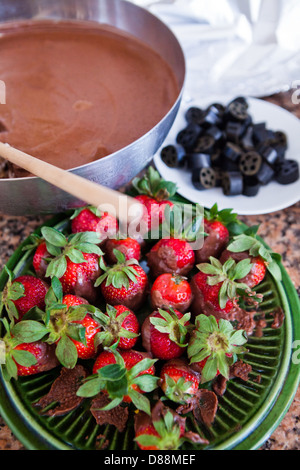 Assiette de fraises fraîches et sauce au chocolat dans le moule et pièces Réglisse Banque D'Images