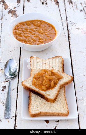 Griller le pain cuit avec bean Banque D'Images