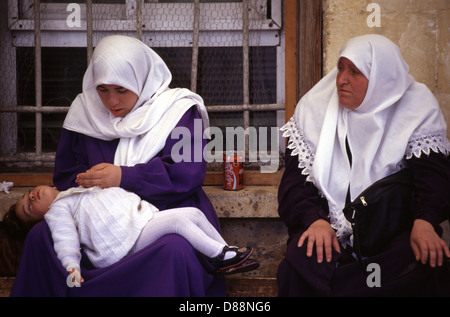 Des palestiniennes attendent de rendre visite à des parents détenus dans une maison de détention de la police à la prison de Migrach Harusim, dans le complexe russe de Jérusalem-Ouest Israël Banque D'Images