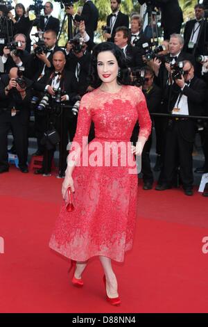 Cannes, France. 21 mai 2013. La danseuse burlesque Dita Von Teese assiste à la première de "derrière les candélabres' au cours de la la 66e Festival International du Film de Cannes au Palais des Festivals de Cannes, France, le 21 mai 2013. Photo : Hubert Boesl/dpa/Alamy Live News Banque D'Images