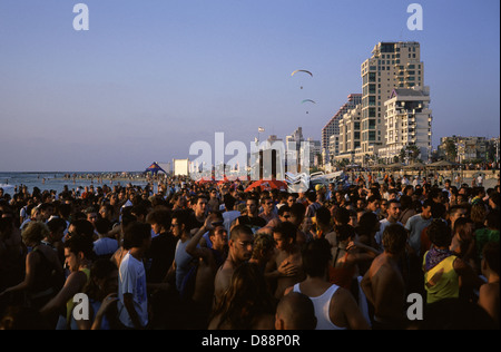 Foule massive dans la plage d'Alma Parc également Claude Clor Beach pendant le congrès annuel Tel Aviv LGBT pride parade aussi appelé 'Love Parade' dans le cadre de la célébration de la fierté gay mois. Israël Banque D'Images