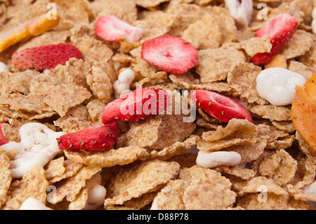 Libre tourné de muesli avec des fruits Banque D'Images