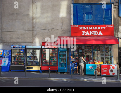 Kiosque et distributeurs automatiques dans la ville, dans Calea Victorier, Bucarest, Roumanie Banque D'Images