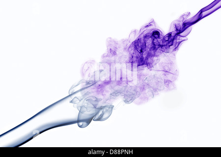 La fumée de couleur en gris et violet isolated on white Banque D'Images