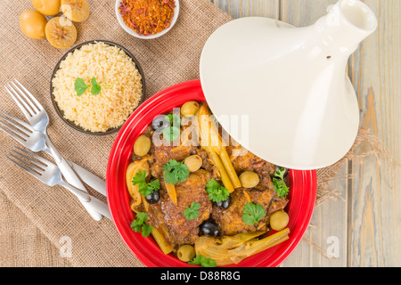 Tajine de poulet marocaine - tajine de poulet aux Olives et citron, préservé le fenouil, servi avec du couscous. Banque D'Images