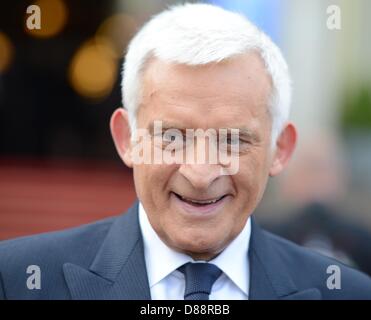 Ancien président du Parlement européen Jerzy Buzek, reçoit un prix de la culture européenne au cours au cours de la cérémonie de remise des prix culturels européens à Leipzig (Saxe), Allemagne, 21 mai 2013. Photo : Hendrik Schmidt Banque D'Images