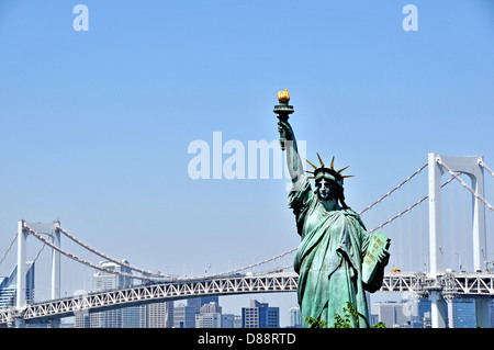 Pont en arc-en-ciel et statue de la liberté d'Odaiba Tokyo Japon Banque D'Images