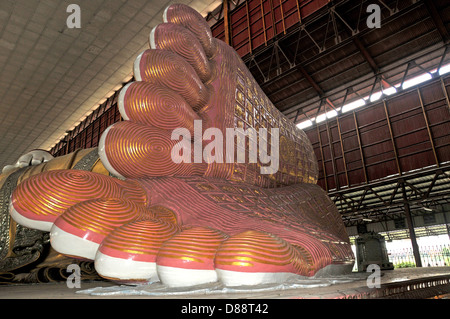 Pieds de bouddha satue Yangon Myanmar Banque D'Images