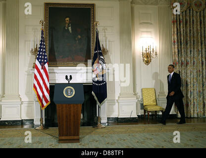 Washington DC, USA. 21 mai 2013. Le Président des Etats-Unis, Barack Obama se présente à la tribune pour parler de la tornade qui a frappé New York hier, 15 mai 2013 à Washington, DC. Les équipes d'aujourd'hui sont à la recherche de survivants après l'énorme tornade Oklahoma banlieue tuant au moins 51 personnes. Dpa : Crédit photo alliance / Alamy Live News Banque D'Images