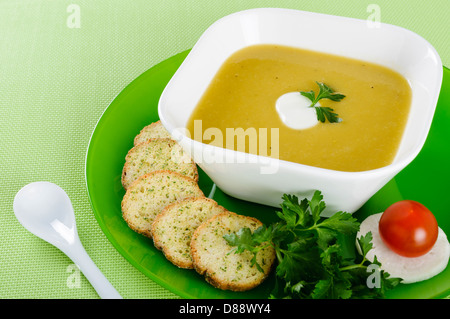 Crème de légumes soupe avec des craquelins, persil, radis et tomates Banque D'Images