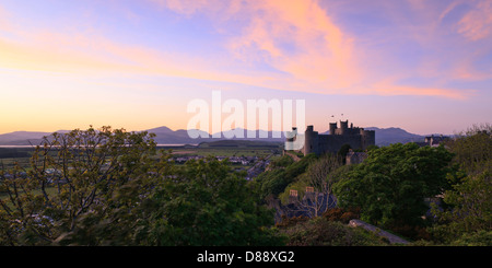 Château de Harlech Gwynedd au Pays de Galles au crépuscule Banque D'Images