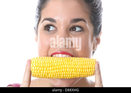 Heureux sain Woman eating fresh Ripe le maïs doux en épis et seul contre un arrière-plan uni, Blanc seulement Banque D'Images