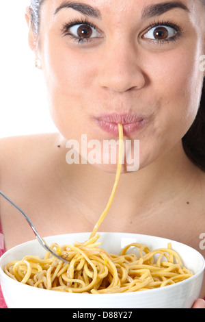 Heureux sain et Jeune femme tenant un bol de manger chinois ordinaire cuit ou nouilles de style asiatique contre un arrière-plan uni, blanc Banque D'Images