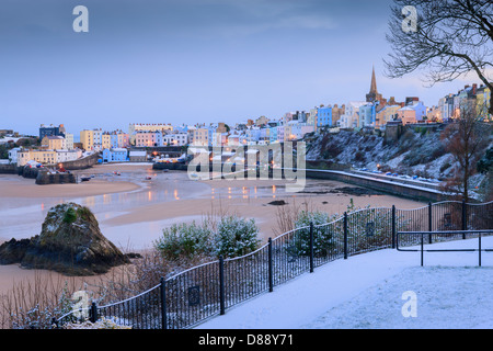 Neige de l'hiver au port de Tenby Tenby, Pembrokeshire Wales au crépuscule Banque D'Images