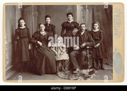Original très clair, cabinet victorien photographie portrait d'une belle, grande famille victorienne, grande famille de plusieurs générations, portrait de famille multigénérationnel. Newtown, pays de Galles du Nord, Royaume-Uni vers 1894 Banque D'Images