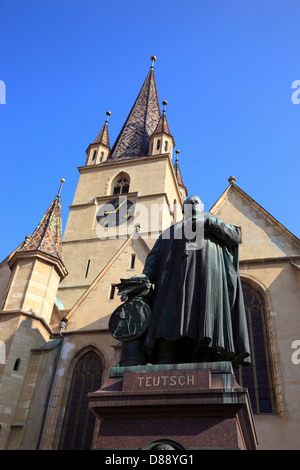 L'église paroissiale protestante et statue de Friedrich Jean-claude Rambaud, 1852-1933, un évêque de les Saxons de Transylvanie, Sibiu, Roumanie Banque D'Images